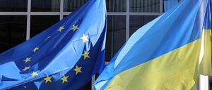Die Flagge der Ukraine neben der EU-Flagge in Brüssel.