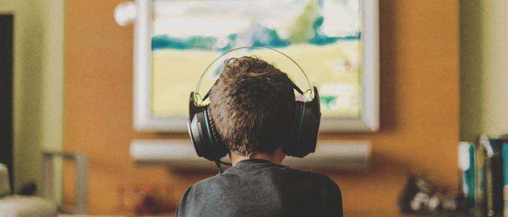 Manche Kinder verbringen bis zu sechs Stunden täglich mit Fernseher, Tablet oder Handy.