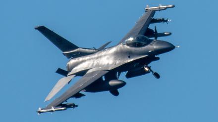 Ein Kampfflugzeug vom Typ F-16 Fighting Falcon hat zum Landen auf dem US-Militärflugplatz Spangdahlem das Fahrwerk ausgefahren. Die Ukraine ist bei ihren Bemühungen, moderne westliche Kampfjets für ihren Abwehrkampf gegen Russland zu bekommen, einen Schritt weiter. Großbritannien und die Niederlande wollen eine internationale Koalition aufbauen, um der Ukraine bei der Beschaffung von US-Jets vom Typ F-16 zu helfen, wie ein britischer Regierungssprecher laut Nachrichtenagentur PA am Dienstagabend sagte. +++ dpa-Bildfunk +++