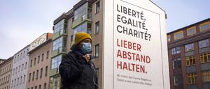 Werbung des Landes Berlin mit dem Text Liberte, Egalite, Charite Lieber Abstand halten auf eine Wand in Kreuzberg in Berlin am 12. Dezember 2020. Letztes Weihnachtswochenede vor dem harten Lockdown in Berlin *** Advertising of the State of Berlin with the text Liberte, Egalite, Charite Lieber Abstand halten auf eine Wand in Kreuzberg in Berlin on 12 December 2020 Last Christmas weekend before the hard lockdown in Berlin 