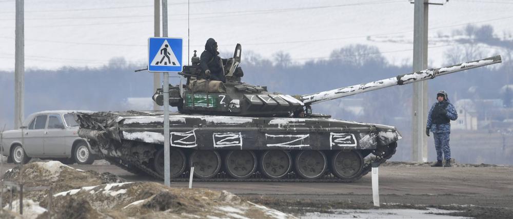 Ein russischer Panzer fährt an der Grenze zur Ukraine auf.