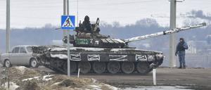 Ein russischer Panzer fährt an der Grenze zur Ukraine auf.