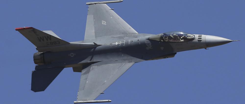 Ein US-Kampfflugzeug vom Typ F-16 bei der Aero India 2019 (Symbolfoto).