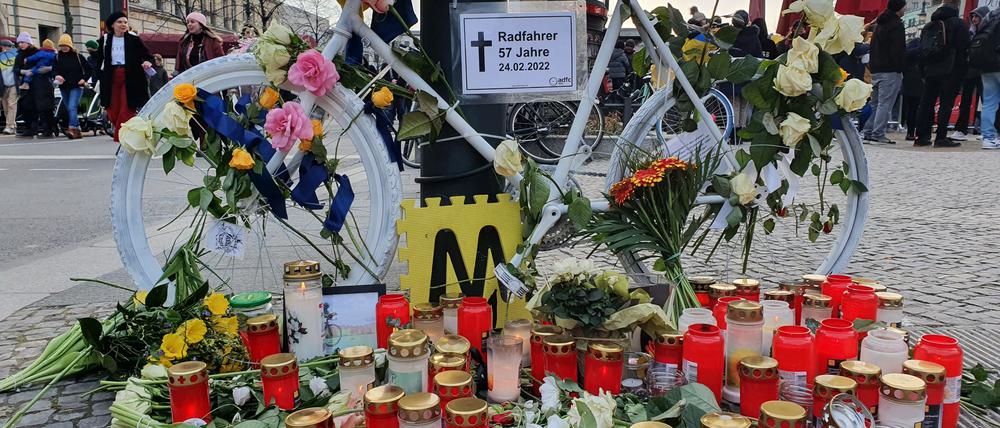 Über dem Lenker des Geisterrads hängt ein Vereinstrikot des getöten Radrennfahrers.