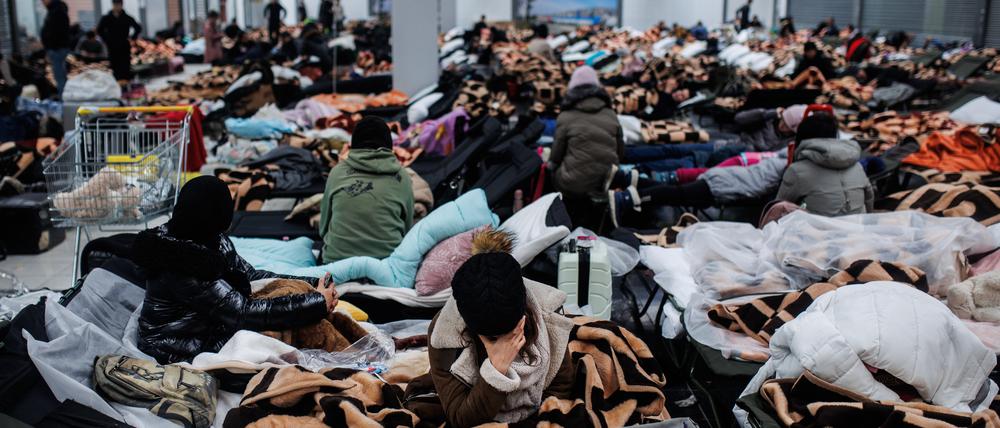Im polnischen Mylny ruhen sich Menschen auf der Flucht in einem Einkaufszentrum aus, das für die vorübergehende Aufnahme von Flüchtlingen aus der Ukraine bestimmt ist.