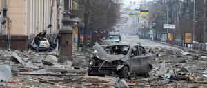 A view shows the area near the regional administration building, which city officials said was hit by a missile attack, in central Kharkiv, Ukraine, March 1, 2022. REUTERS/Vyacheslav Madiyevskyy     TPX IMAGES OF THE DAY