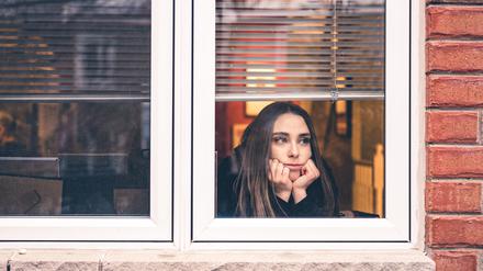 Wer vom Gesundheitsamt in Quarantäne geschickt wird und kein Homeoffice machen kann, bekommt normalerweise eine Entschädigung vom Staat. Doch ab Oktober sollen strengere Regeln herrschen. Foto: Getty Images