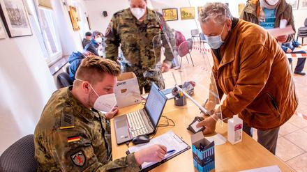 Ein Bundeswehrsoldat nimmt an der Anmeldung für die mobile Corona-Schutzimpfung auf der Ostseeinsel Poel die persönlichen Angaben eines Einwohners auf. Geimpft wird auf dem Freigelände des Inselmuseums in einem Krankenwagen mit Biontech-Impfstoff. Auf der Insel soll zusammen mit der Bundeswehr ein neues Konzept für Corona-Schutzimpfungen erprobt werden. Das Impfteam besteht aus einer Ärztin, einer medizinischen Fachkraft und vier Bundeswehrangehörigen. +++ dpa-Bildfunk +++