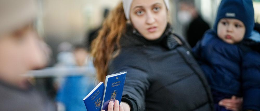 Endlich am Ziel. Der Ort, an dem am Dienstag die meisten geflüchteten Menschen ankamen, war der Hauptbahnhof. Oft mit nur wenig Gepäck, erschöpft und orientierungslos stiegen viele Ukrainer aus den Zügen.