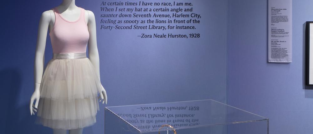 Das Original-Outfit, das Schauspielerin Sarah Jessica Parker im Vorspann zu „Sex and the City“ trug, im New Yorker Stadtmuseum.