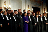 Jedem Anfang wohnt ein Zauber inne. Richter Hans-Peter Kaul (hinten mitte) strahlt am Eröffnungstag des Internationalen Strafgerichtshofs in Den Haag 2002. Mit ihm strahlen die damalige Königin Beatrix, die direkt vor ihm steht, und links von ihr der damalige Generalsekretär der Vereinten Nationen Kofi Annan.