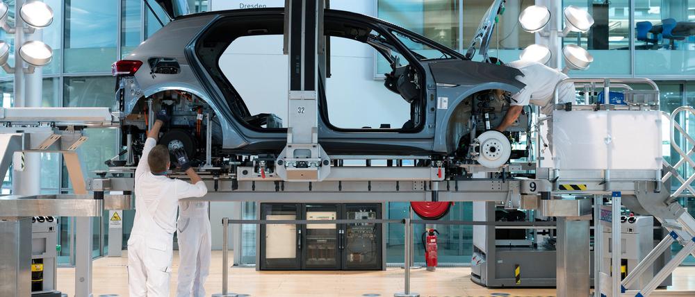 Mitarbeiter von Volkswagen in Dresden. Der Auto-Konzern hat wie viele andere mit Lieferengpässen zu kämpfen.