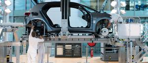 Mitarbeiter von Volkswagen in Dresden. Der Auto-Konzern hat wie viele andere mit Lieferengpässen zu kämpfen.