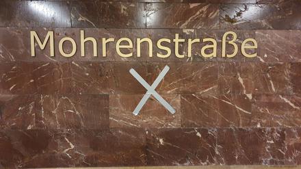 Das Kreuz heißt: Die Platten sind lose. An der Mohrenstraße gibt es Dutzende Kreuze.