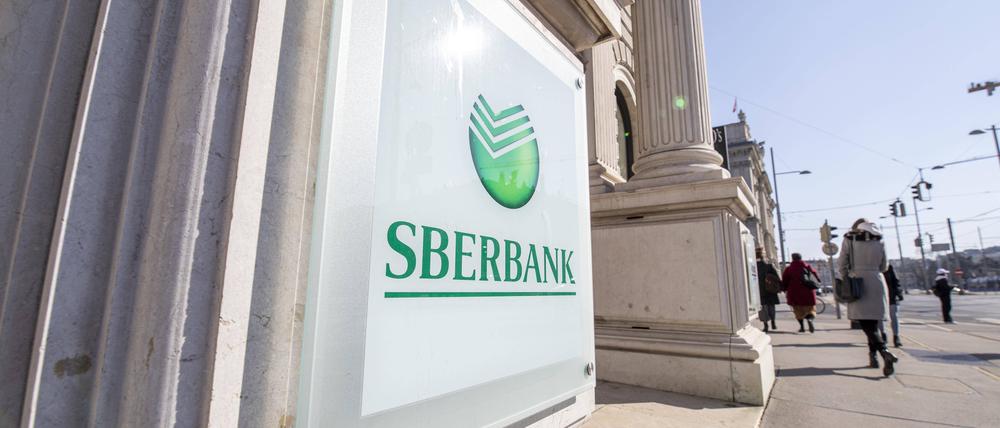 Sberbank-Logo am Europasitz des russischen Geldinstitutes in Wien.