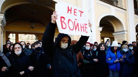 Russischer Protest gegen den Angriff auf die Ukraine am 27. Februar im Zentrum von St. Petersburg.