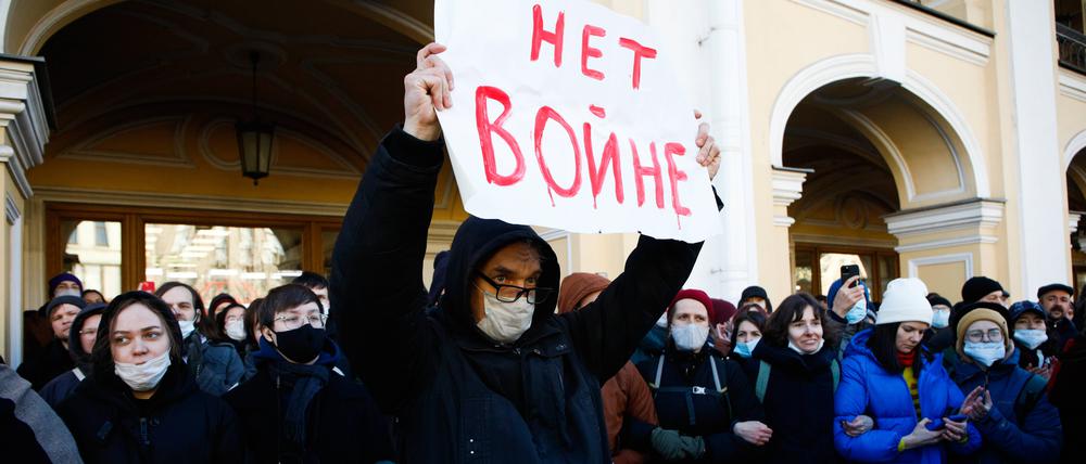 Russischer Protest gegen den Angriff auf die Ukraine am 27. Februar im Zentrum von St. Petersburg.