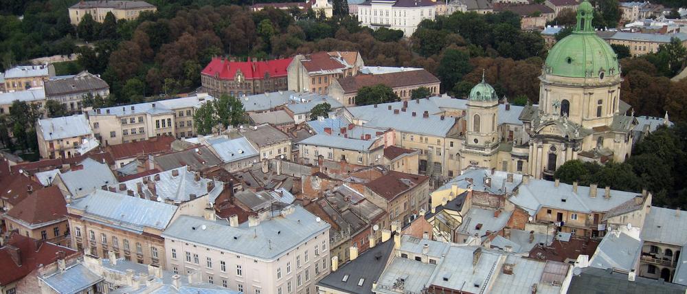 Blick vom Rathausturm auf die Altstadt von Lemberg.