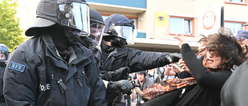 Bei Protesten gegen das Urteil im Prozess gegen Lina E. in Leipzig verteidigen Polizisten ihre Linie. 