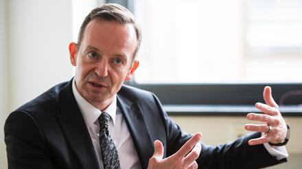 25.09.2019, Rheinland-Pfalz, Mainz: Volker Wissing (FDP), Landwirtschaftsminister von Rheinland-Pfalz, sitzt bei einem Redaktionsgespräch mit der Deutschen Presse-Agentur auf einem Grünen Sofa. Der Minister fordert ein Umsteuern in der Agrarpolitik in Deutschland, sonst würden kleinbäuerliche Strukturen zu Gunsten großer Agrarbetriebe zerstört. (zu dpa "Wissing: Landwirtschaftspolitik «mit Rasenmäher» muss aufhören") Foto: Andreas Arnold/dpa +++ dpa-Bildfunk +++ | Verwendung weltweit