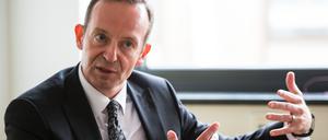 25.09.2019, Rheinland-Pfalz, Mainz: Volker Wissing (FDP), Landwirtschaftsminister von Rheinland-Pfalz, sitzt bei einem Redaktionsgespräch mit der Deutschen Presse-Agentur auf einem Grünen Sofa. Der Minister fordert ein Umsteuern in der Agrarpolitik in Deutschland, sonst würden kleinbäuerliche Strukturen zu Gunsten großer Agrarbetriebe zerstört. (zu dpa "Wissing: Landwirtschaftspolitik «mit Rasenmäher» muss aufhören") Foto: Andreas Arnold/dpa +++ dpa-Bildfunk +++ | Verwendung weltweit