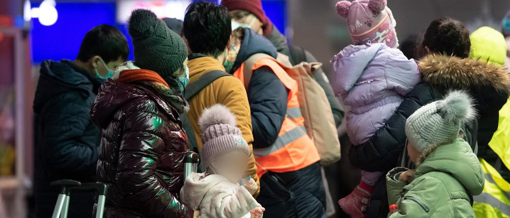  Flüchtlinge aus dem ukrainischen Kriegsgebiet warten im Hauptbahnhof Berlin. 