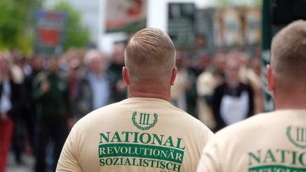 Anhänger des Dritten Weg in uniformer Parteikleidung.