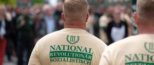 Anhänger des Dritten Weg in uniformer Parteikleidung.