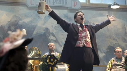 Wohlsein! Mišel Matičević in „Oktoberfest 1900“. 