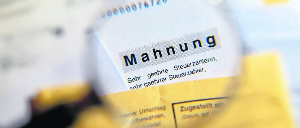 Mahnung steht auf einem Brief. (Symbolfoto)