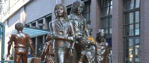 Das Denkmal am Berliner Bahnhof Friedrichstraße erinnert an die Kindertransporte jüdischer Mädchen und Jungen 1938/39.