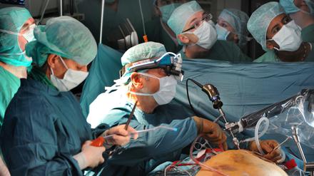 Minimalinvasive Operationsmethoden können für Patienten weniger belastend sein. Beim Gebärmutterhalskrebs allerdings hat die Methode Nachteile, wie zwei Studien jetzt zeigen. Auf dem Foto sieht man eine Herzklappen-Operation in "Schlüssellochtechnik", bei der eine Minikamera das Operationsbild auf Monitore überträgt.