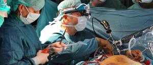 Minimalinvasive Operationsmethoden können für Patienten weniger belastend sein. Beim Gebärmutterhalskrebs allerdings hat die Methode Nachteile, wie zwei Studien jetzt zeigen. Auf dem Foto sieht man eine Herzklappen-Operation in "Schlüssellochtechnik", bei der eine Minikamera das Operationsbild auf Monitore überträgt.