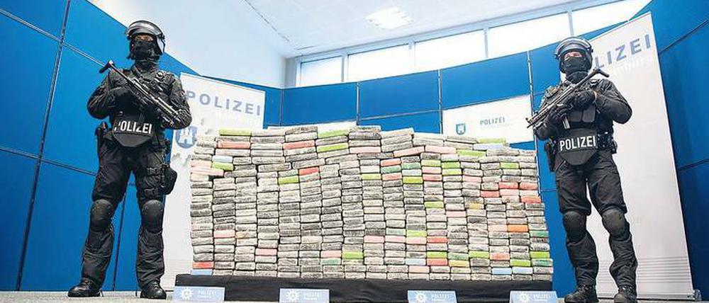 Sichergestellt. Polizeibeamte präsentieren über eine Tonne Kokain. Die Hamburger Polizei hatte die Lieferung im November in einem Lastwagen entdeckt.