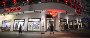 Das Hard-Rock-Café am Berliner Kurfürstendamm. Die Restaurantkette feiert 50. Jubiläum.