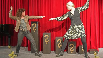 Zwei Frauen im politischen Kabarett. Marion Bach (l) und Heike Ronniger in der Magdeburger Zwickmühle.