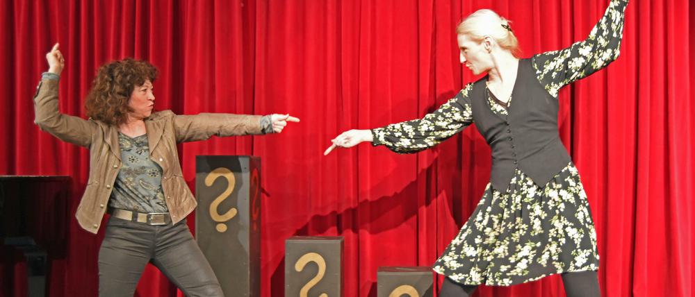 Zwei Frauen im politischen Kabarett. Marion Bach (l) und Heike Ronniger in der Magdeburger Zwickmühle.