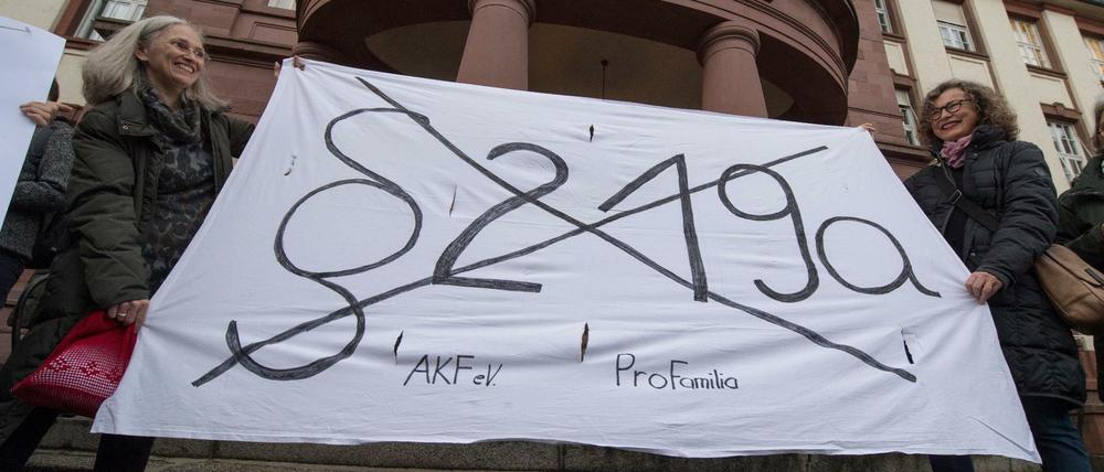 Demonstrantinnen fordern im November 2017 vor dem Amtsgericht Gießen die Abschaffung des Paragrafen 219a.