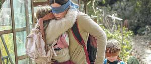 Auf der Flucht. Malorie (Sandra Bullock) mit ihren beiden Kindern.