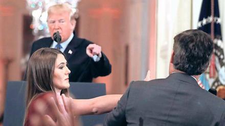 Zwei Lager, zwei Empörungen. In der Pressekonferenz am 7. November attackierte US-Präsident Donald Trump CNN-Korrespondent Jim Acosta, der das Mikrofon nicht herausrücken wollte. Das führte zum vorübergehenden Ausschluss Acostas.
