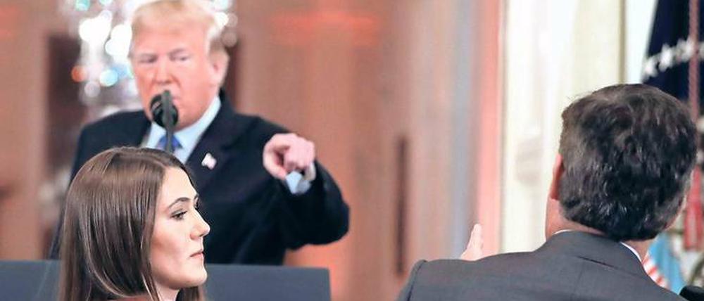 Zwei Lager, zwei Empörungen. In der Pressekonferenz am 7. November attackierte US-Präsident Donald Trump CNN-Korrespondent Jim Acosta, der das Mikrofon nicht herausrücken wollte. Das führte zum vorübergehenden Ausschluss Acostas.
