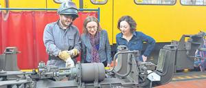 Ist da noch etwas zu retten? Wirtschaftssenatorin Pop (v.r.) und BVG-Chefin Nikutta auf einem Besuch in Britz.