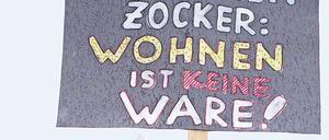 Demonstrant mit Transparent: "Immobilienzocker: Wohnen ist keine Ware!"