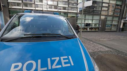 Ein Polizeifahrzeug steht vor dem 1. Polizeirevier auf der Zeil.