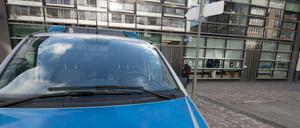 Ein Polizeifahrzeug steht vor dem 1. Polizeirevier auf der Zeil.