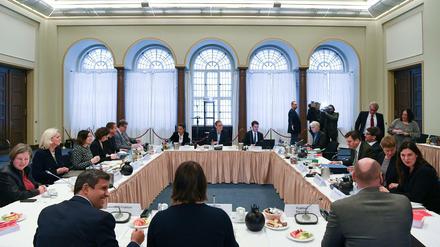 Mitglieder des Berliner Senats und der Berliner Regierungsfraktionen Anfang 2017 im Roten Rathaus bei einer Arbeitsklausur.