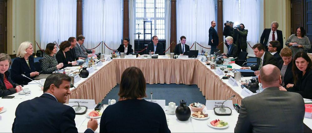 Mitglieder des Berliner Senats und der Berliner Regierungsfraktionen Anfang 2017 im Roten Rathaus bei einer Arbeitsklausur.