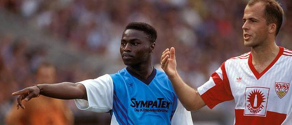 Mann in Blau. Souleyman Sané im Trikot von Wattenscheid, rechts der Stuttgarter Michael Frotzeck.