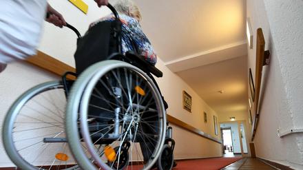 Möglichst billig. Gesundheitsminister Spahn will den Kassen mehr Qualität für Hilfsmittel wie Rollstühle verordnen.