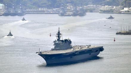 Japans Helikopterträger Izumo verlässt den Hafen. Dieser soll zum Flugzeugträger werden.